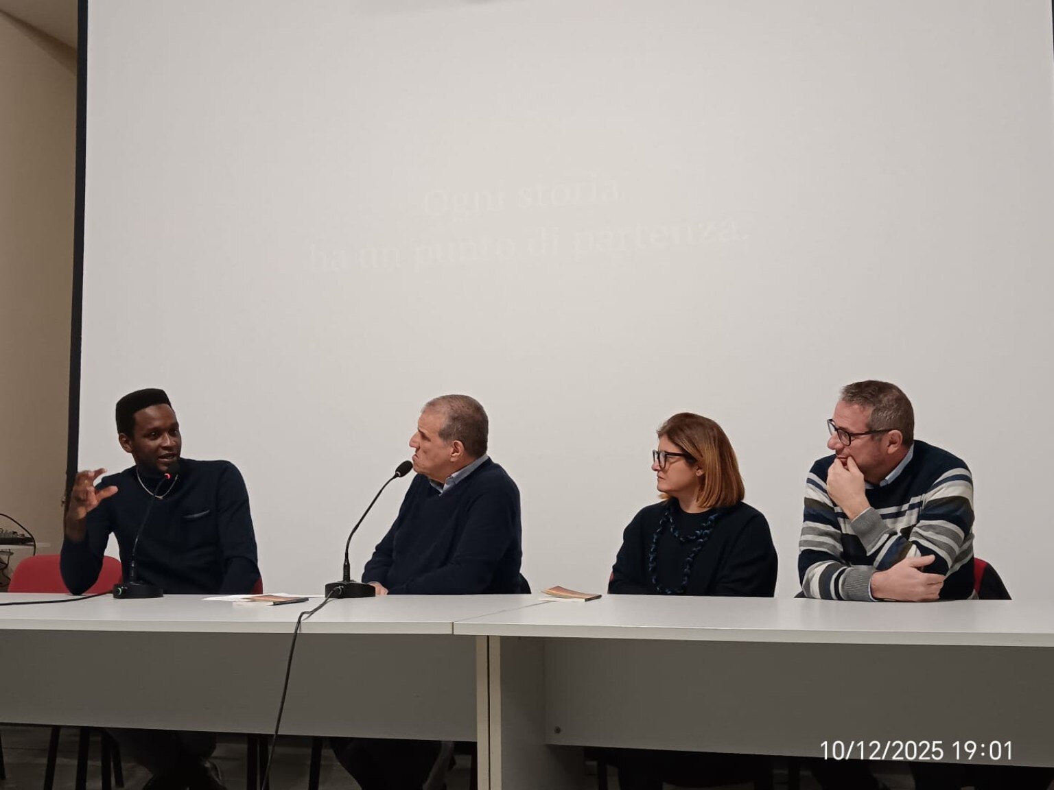 Buba Bah parla al tavolo dei relatori durante la prima presentazione del libro