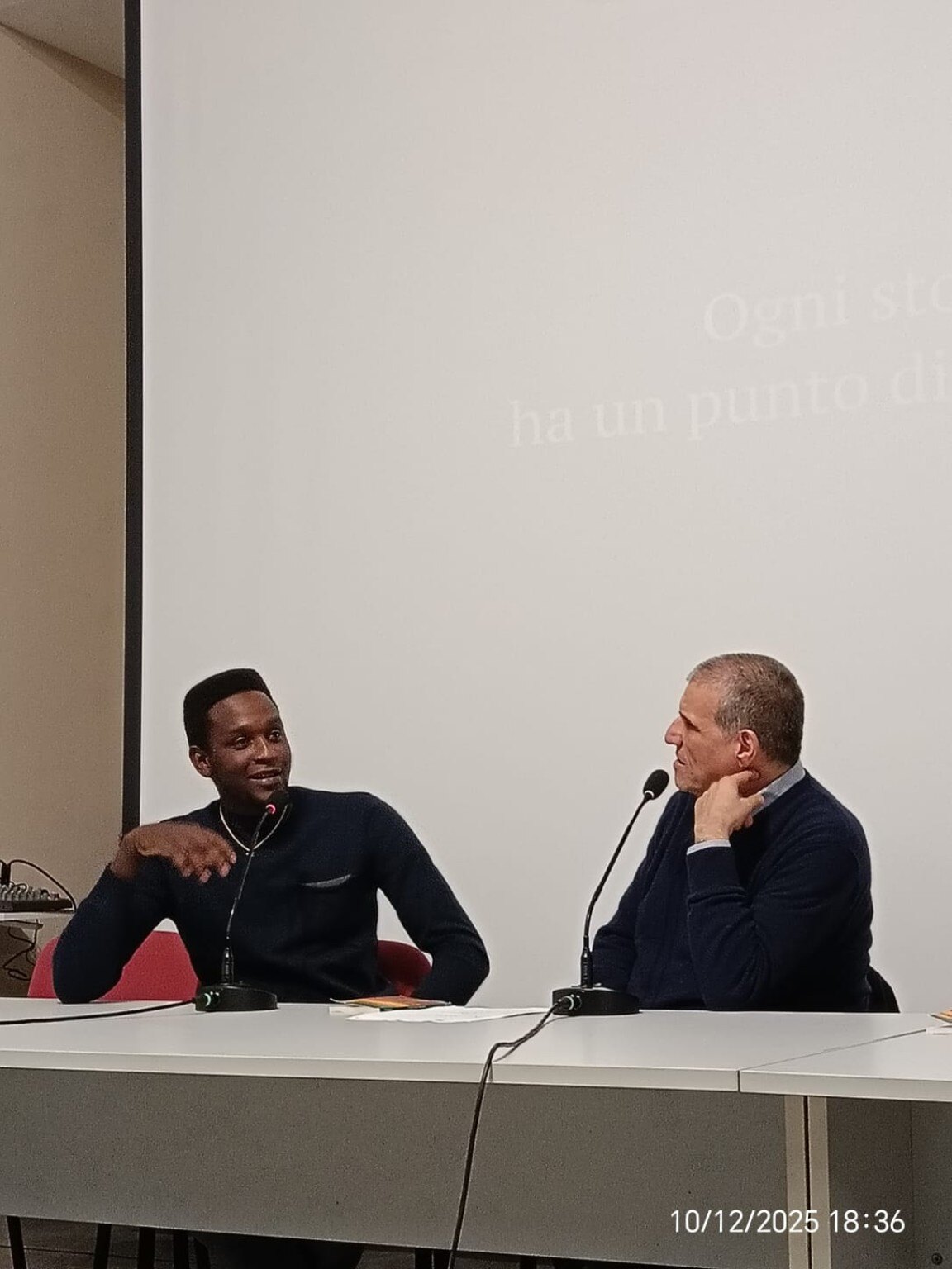 Buba Bah dialoga con un relatore durante l’incontro
